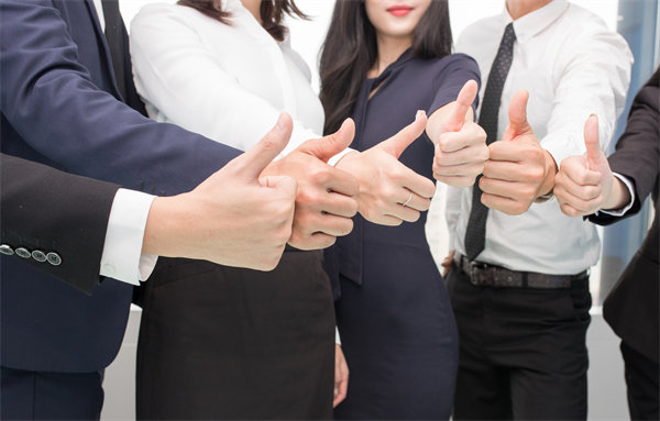 在企業(yè)管理中，專權式和民主式管理各有哪些優(yōu)缺點？