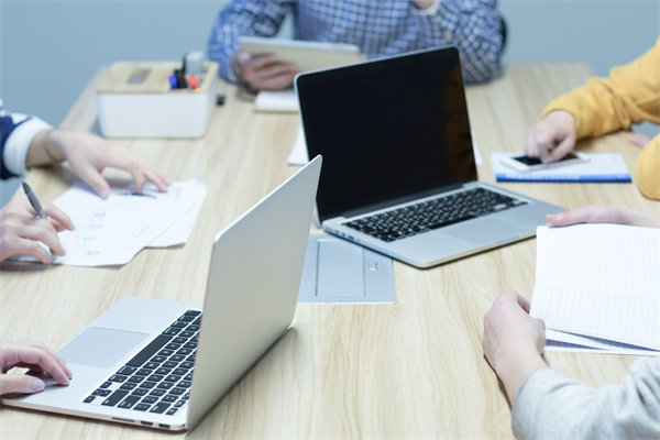 企業(yè)的戰(zhàn)略是精心設(shè)計的，還是臨機應(yīng)變的？