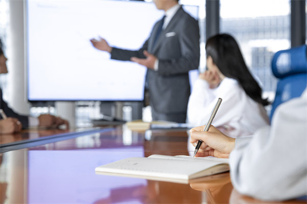 如何保證企業(yè)的年度工作方向與經(jīng)營(yíng)目標(biāo)保持一致？