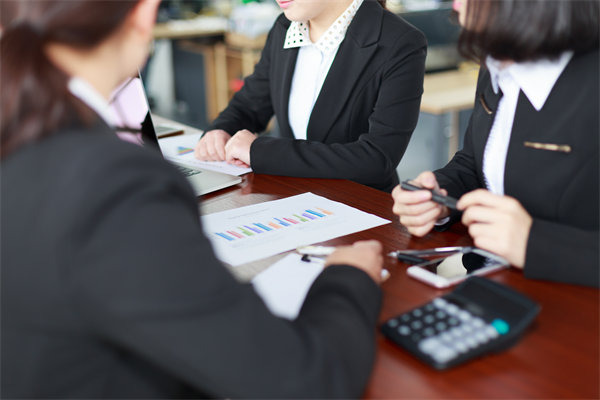 初創(chuàng)企業(yè)如何設(shè)定合理的薪酬策略吸引人才？