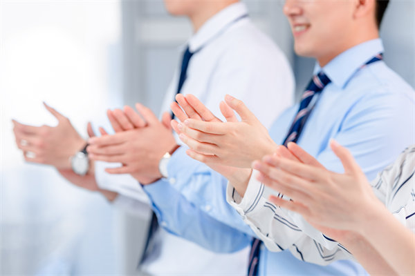 面對(duì)人才流失問題，企業(yè)應(yīng)如何改進(jìn)人力資源策略？