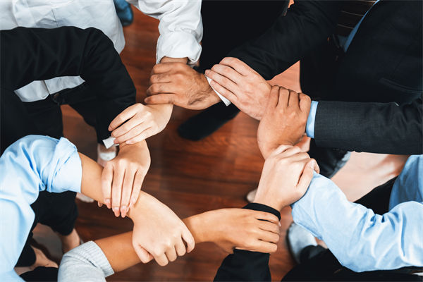 在制定企業(yè)戰(zhàn)略規(guī)劃時，如何平衡短期與長期目標(biāo)？