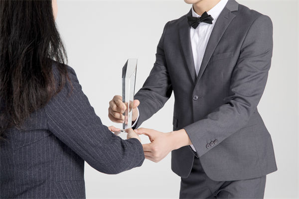 績效管理中，如何激勵優(yōu)秀員工，又幫助其提升？