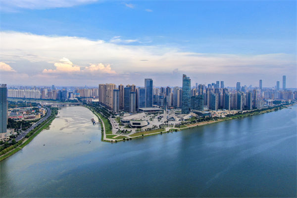 長(zhǎng)沙戰(zhàn)略咨詢公司如何為企業(yè)定制差異化競(jìng)爭(zhēng)戰(zhàn)略？