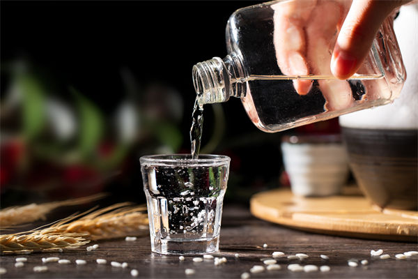 白酒遇冷，集體“降度”，關(guān)聯(lián)企業(yè)有何營銷啟示？